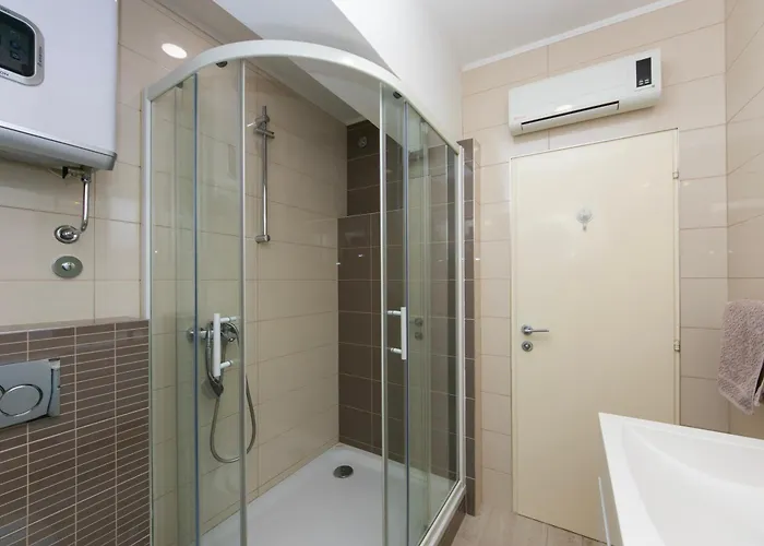 2 * Макарска